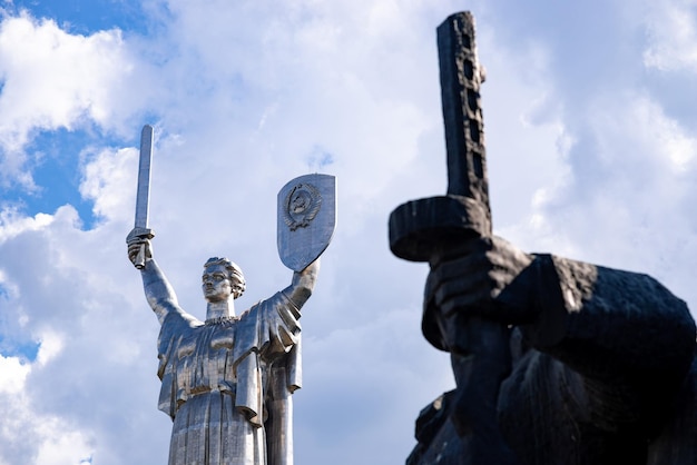 Kiev Ukraine 28 juin 2021 La partie supérieure du monument de la patrie contre le ciel