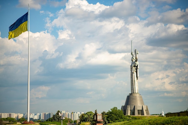 Kiev Ukraine 28 juin 2021 vue sur le territoire du Musée de l'histoire de l'Ukraine pendant la Seconde Guerre mondiale avec le drapeau ukrainien au centre en été