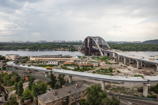 Kiev, UKRAINE - Jun 04, 2019 : Construction du pont Podolsky à Kiev. Construction d'une artère de circulation. Construction du pont sur la rivière