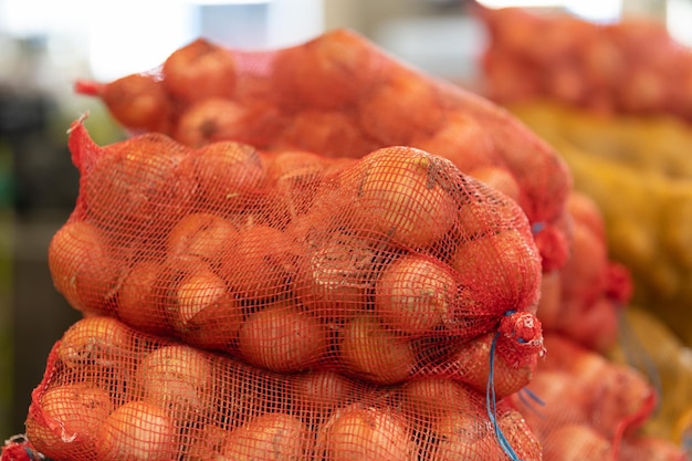 Kilogrammes d'oignons dans un filet au marché