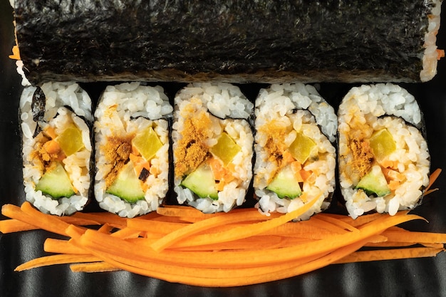 Kimbap frais sur fond monochrome