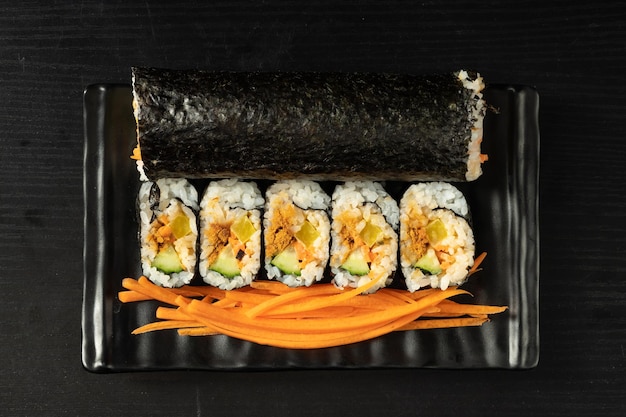 Kimbap frais sur fond monochrome