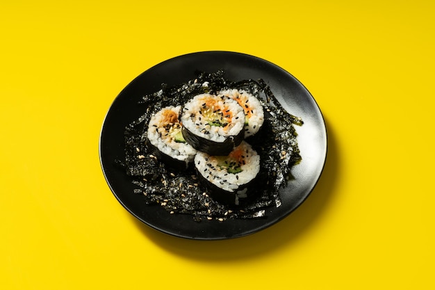 Kimbap frais sur fond monochrome