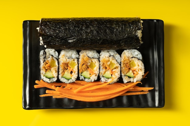 Kimbap frais sur fond monochrome