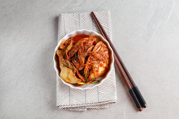 le kimchi, un aliment de base de la cuisine coréenne, est un accompagnement traditionnel de légumes salés et fermentés