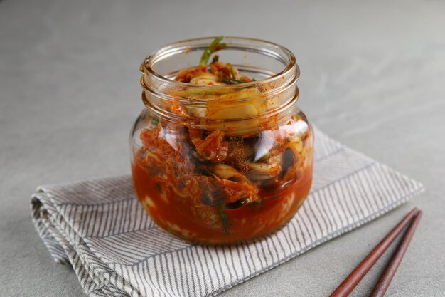 le kimchi, un aliment de base de la cuisine coréenne, est un accompagnement traditionnel de légumes salés et fermentés