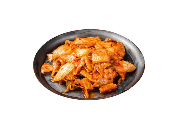 Kimchi chinois au chou dans un plat noir Cuisine coréenne isolée sur fond blanc