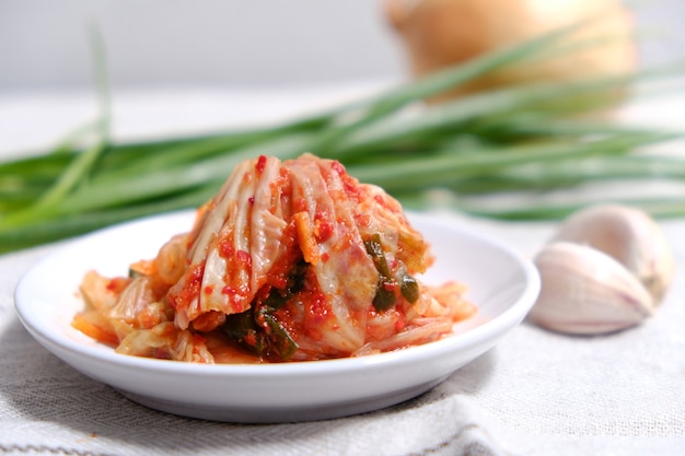 Kimchi est placé dans une assiette blanche