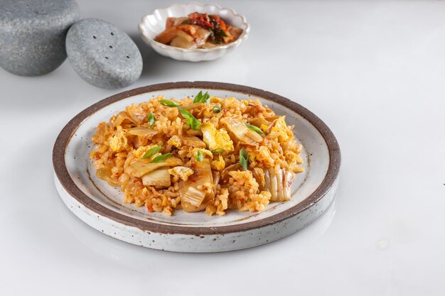 Kimchi Fried Rice ou Kimchi Bokkeumbap est un riz frit traditionnel sud-coréen.