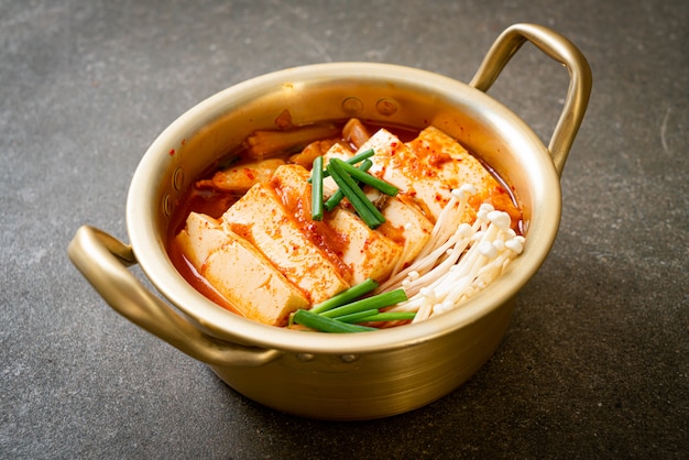 'Kimchi Jjigae' ou soupe de kimchi au tofu mou