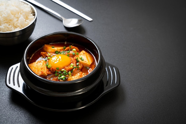 'Kimchi Jjigae' ou soupe de kimchi avec du tofu et des œufs ou ragoût de kimchi coréen - style traditionnel de la cuisine coréenne