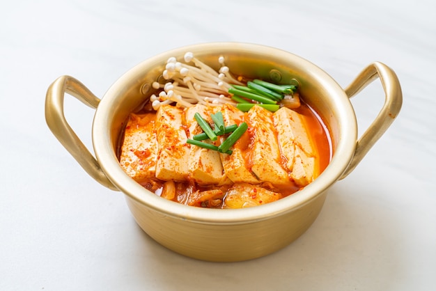 'Kimchi Jjigae' ou soupe de kimchi avec tofu doux ou ragoût de kimchi coréen - Cuisine coréenne