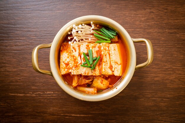 «Kimchi Jjigae» ou Soupe de Kimchi avec tofu doux ou ragoût de kimchi coréen