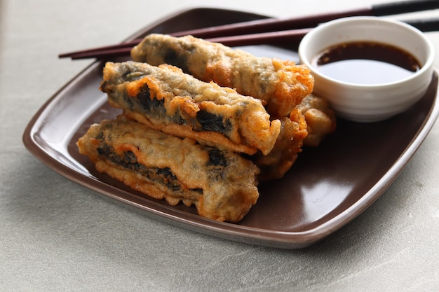 Kimmari ou Gimmari, casse-croûte frit coréen tempura à base d'algues (lave) farci au rouleau