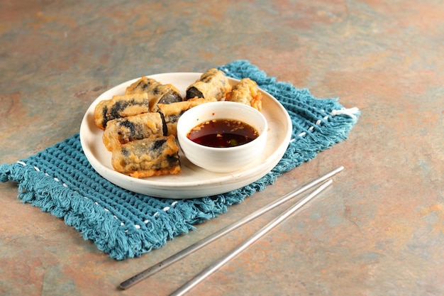 Kimmari ou Gimmari, casse-croûte frit coréen tempura à base d'algues (lave) farci au rouleau