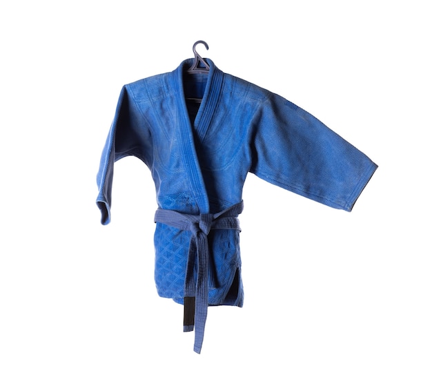 Kimono de judo bleu isolé sur fond blanc