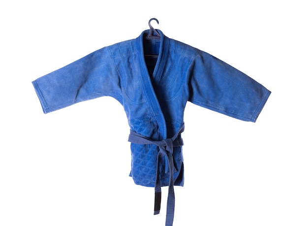 Kimono de judo bleu isolé sur fond blanc