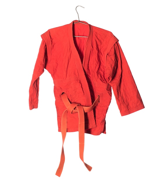 Photo kimono rouge pour les arts martiaux isolé sur fond blanc