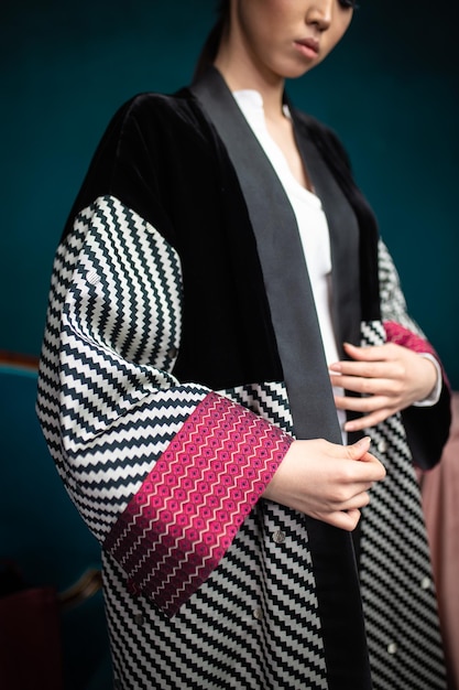 Kimono zigzag noir et blanc élégant avec des garnitures de velours rose et noir pour les amateurs de mode chic