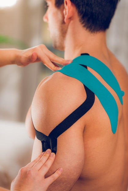 Kinesio taping pour les douleurs à l'épaule