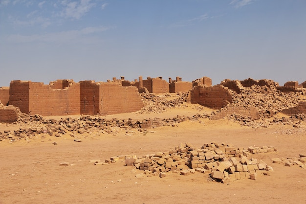 Kingdom Kush - les ruines du temple dans le désert du Sahara du Soudan