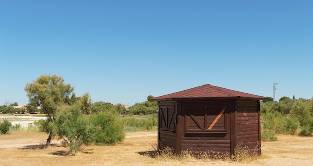 Photo kiosque en bois sur le terrain