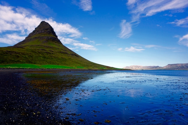 Kirkjufell montagne Islande de la plage à proximité, en été.