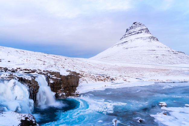 Kirkjufell Rock en hiver oft Islande Frozen Waterfall