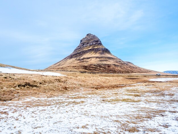 Kirkjufell signifie montagne de l'Église le point de repère le plus populaire d'Islande gel froid