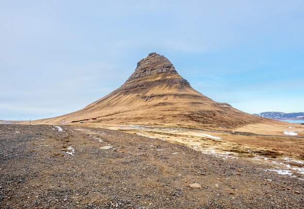 Kirkjufell signifie montagne de l'Église le point de repère le plus populaire d'Islande gel froid