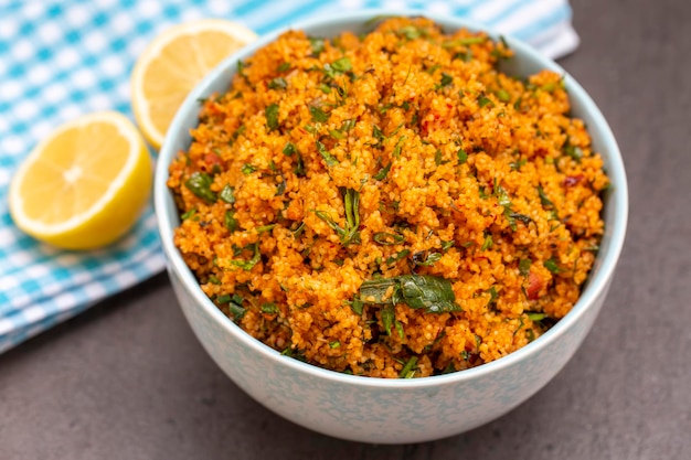 Photo kisir de salade de boulgour de délicieux plats turcs traditionnels