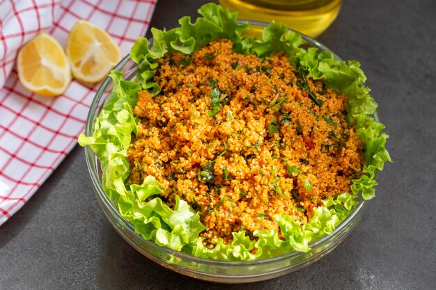 Photo kisir de salade de boulgour de délicieux plats turcs traditionnels