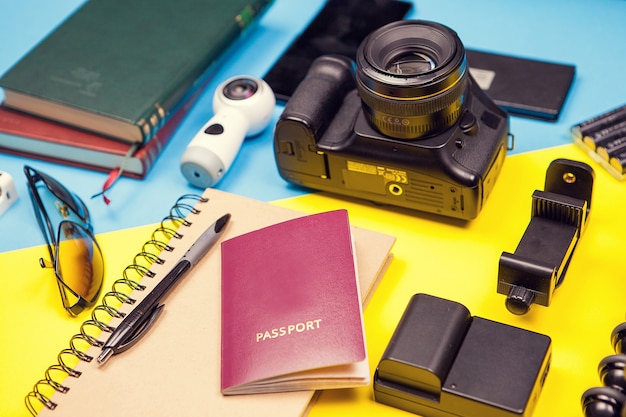 Kit de blogueur voyageur d'été. Prêt pour les vacances