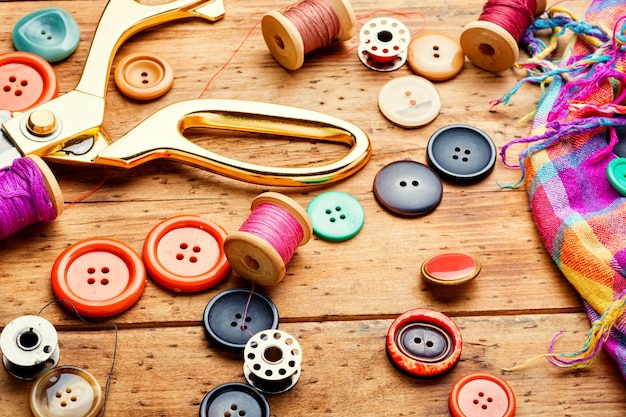 Kit de couture de fils, boutons et tissu.Accessoires pour couture et travaux d'aiguille