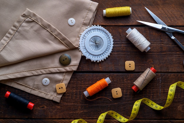 Kit de couture pour la couture sur une surface en bois. Vue de dessus