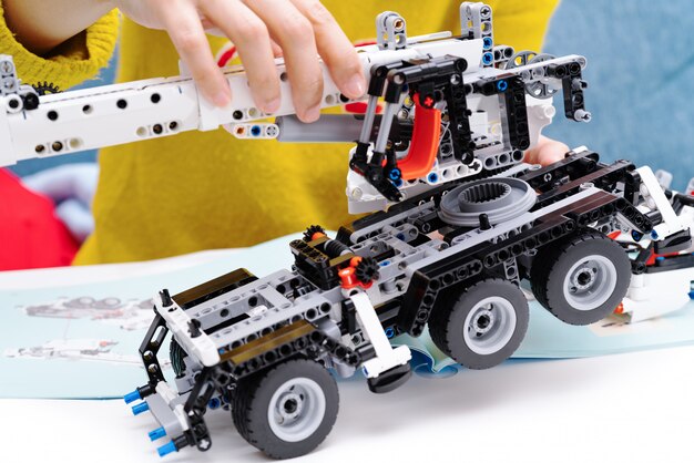 Kit de montage de voiture, femme assembler un jouet de camion de voiture très compliqué et commun.