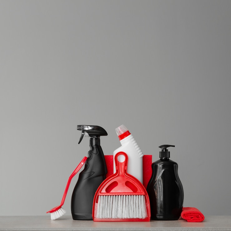 Photo kit de nettoyage rouge et noir.