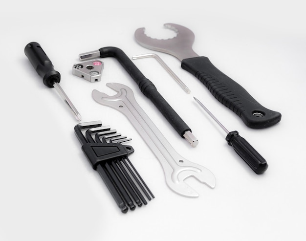 Kit d'outils de vélo sur un fond blanc isolé