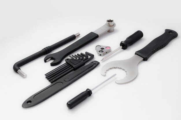 Kit d'outils de vélo sur un fond blanc isolé