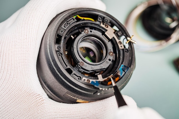 Kit de réparation d'objectif d'appareil photo dans l'atelier d'un ingénieur photo
