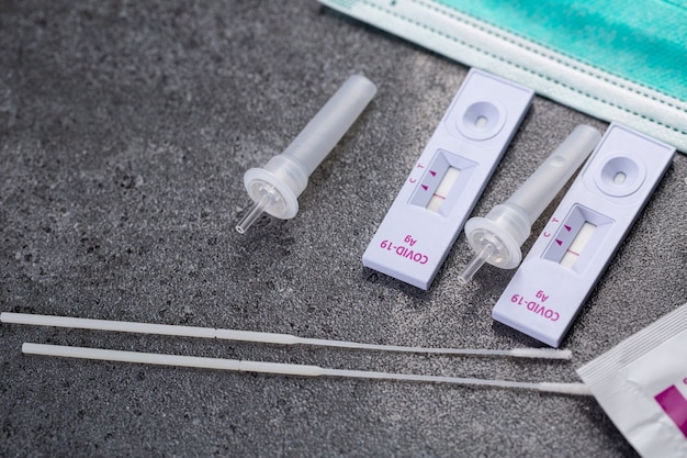 Le kit de test d'antigène rapide pour vérifier le résultat du coronavirus est un résultat négatif avec le document de rapport.Covid-19 Ag avec test nasal rapide.Infection par le virus à vérification rapide et saine.