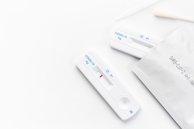 Kit de test à domicile pour le coronavirus sur fond blanc