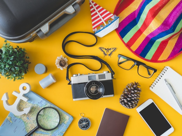 Photo kit de voyage sur une table