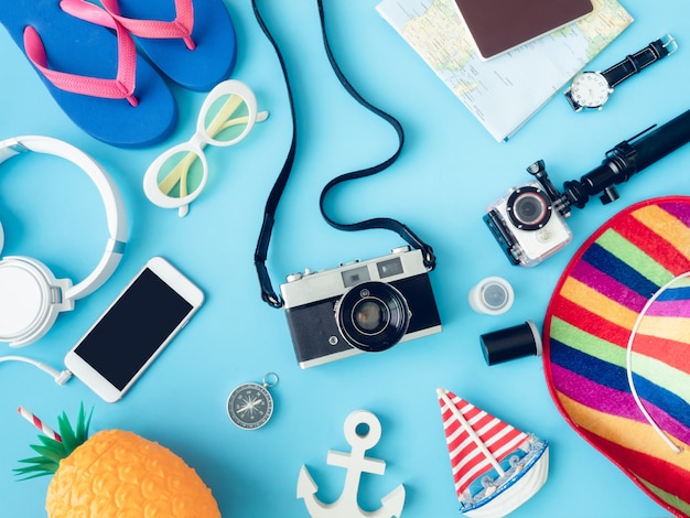 Photo kit de voyage sur une table