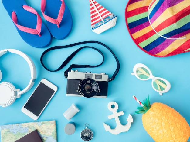 Photo kit de voyage sur une table