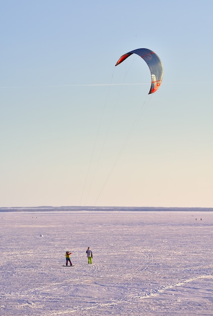 Kite d'hiver Apprenez à faire du cerf-volant sur la glace du réservoir gelé de Novossibirsk