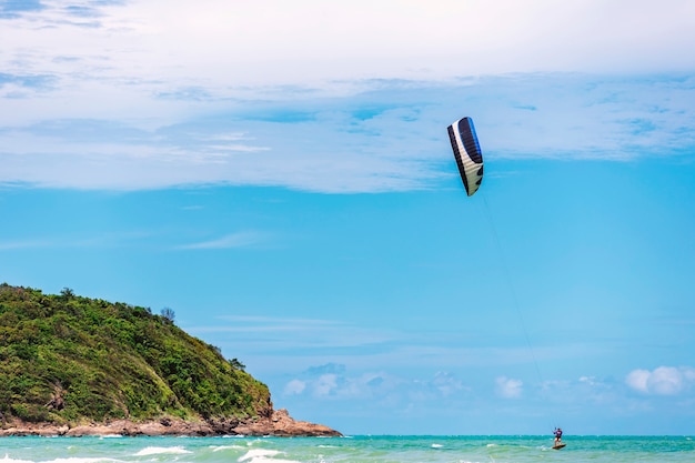 Kite surf avec île.