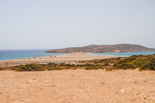 Kite surf, planche à voile, mer Égée. Plage de sable à Prasonisi, Rhodes. Concept de voyage