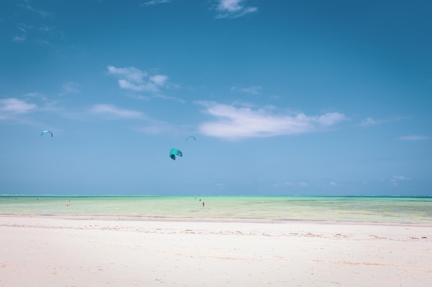 Kitesurf dans l'océan Indien Incroyable paysage tropical avec cerf-volant Loisirs actifs en Afrique