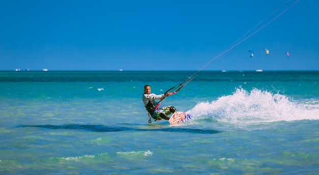 Kitesurfer glisse sur la mer Rouge